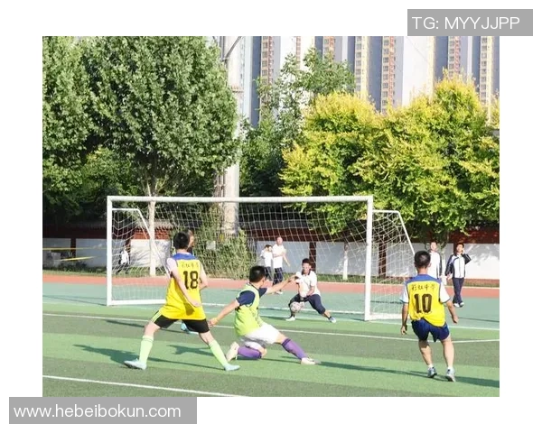 钢齿足球球星奋勇拼搏展现力量激情点燃绿茵赛场梦想